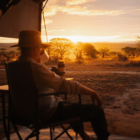 Sonnenuntergang in einem Safaricamp in Tansania Sonnenuntergang in einem Safaricamp in Tansania
