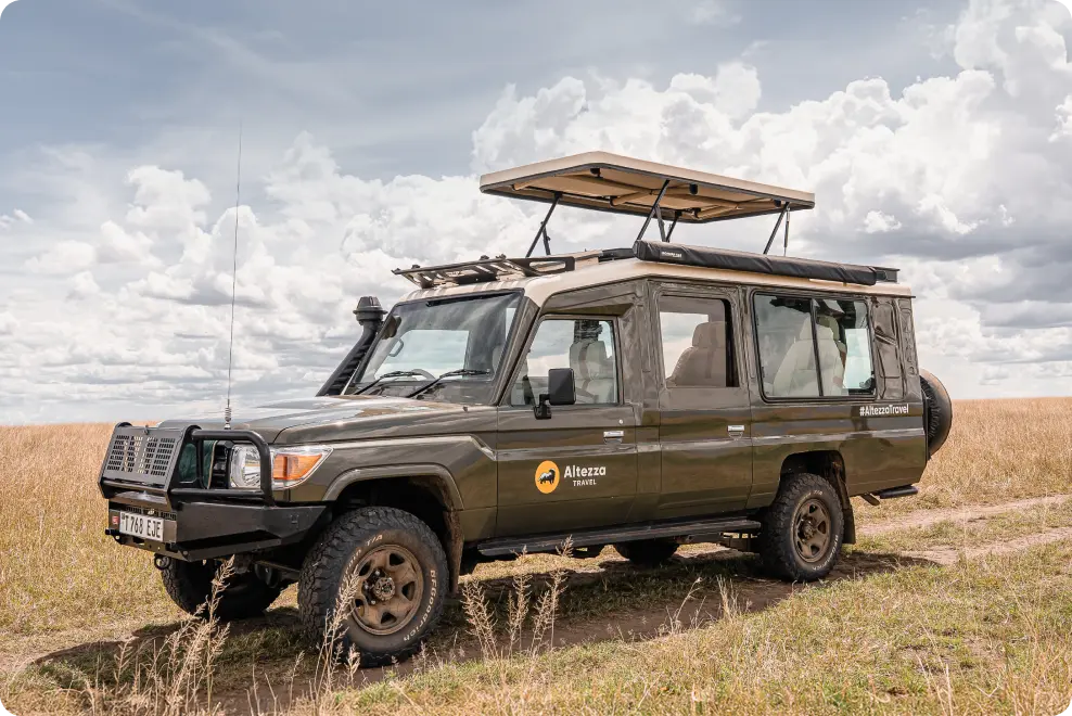 Safarifahrzeug von Altezza Travel mit aufklappbarem Dach in der tansanischen Savanne Safarifahrzeug von Altezza Travel mit aufklappbarem Dach in der tansanischen Savanne
