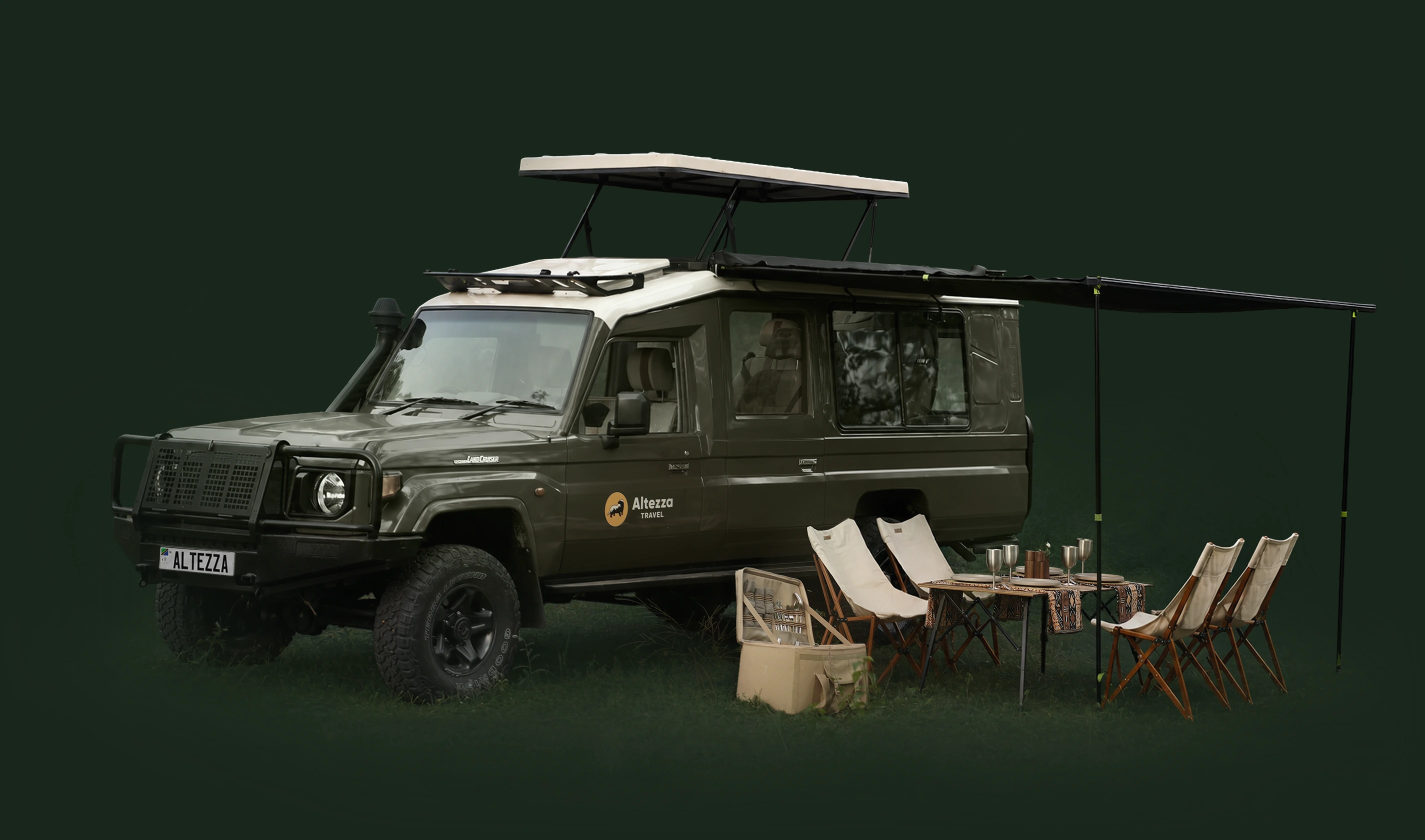 Safarifahrzeug mit Markise, Esstisch, Stühlen und Picknickkoffer für den Lunch im Busch