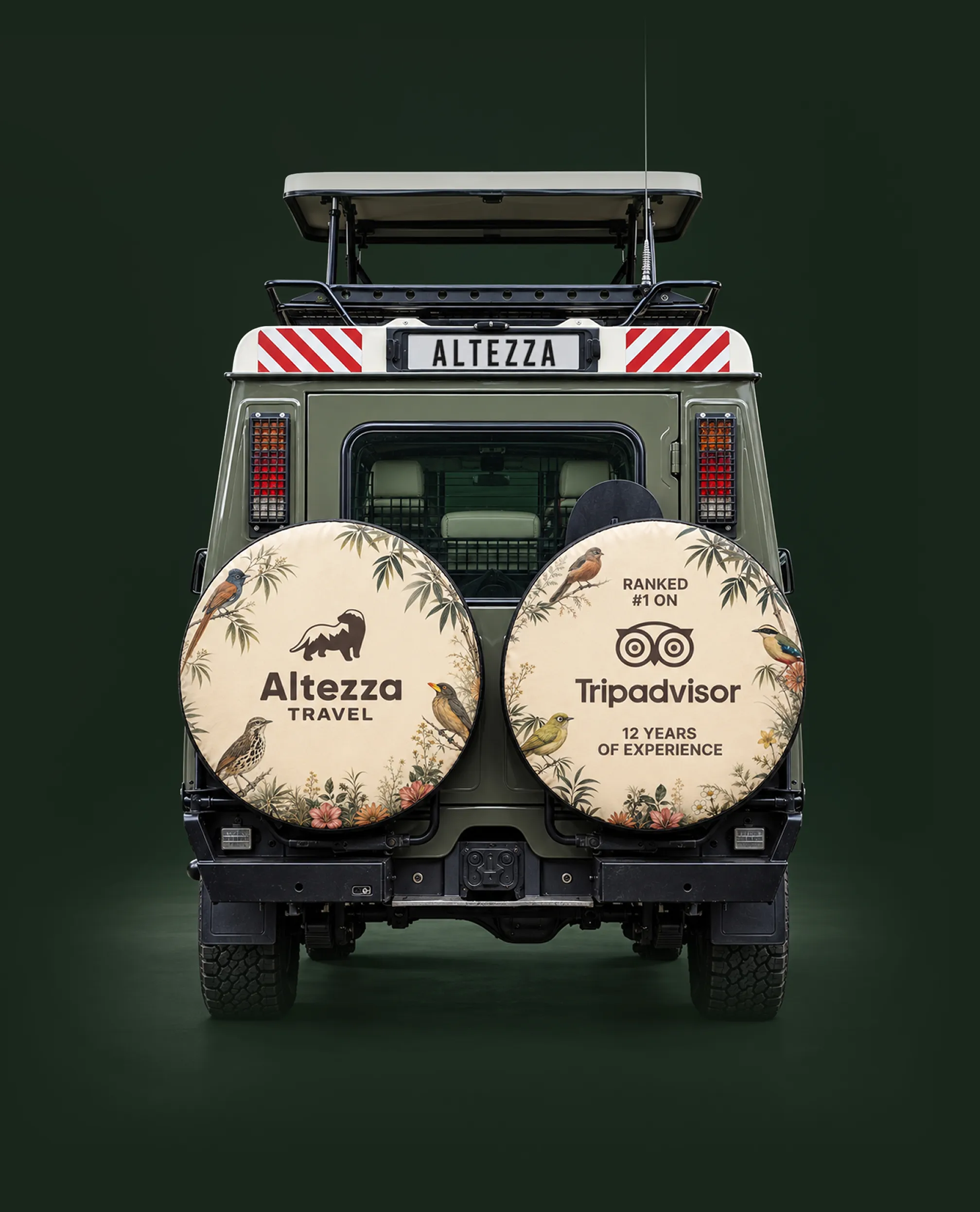 Heckansicht eines Altezza Safari-Land-Cruisers mit geöffnetem Panoramadach