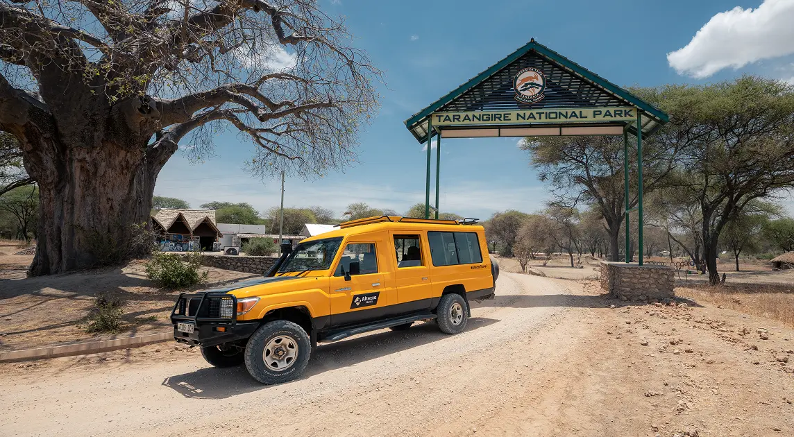 Safarijeep von Altezza Travel am Eingangstor zum Tarangire-Nationalpark